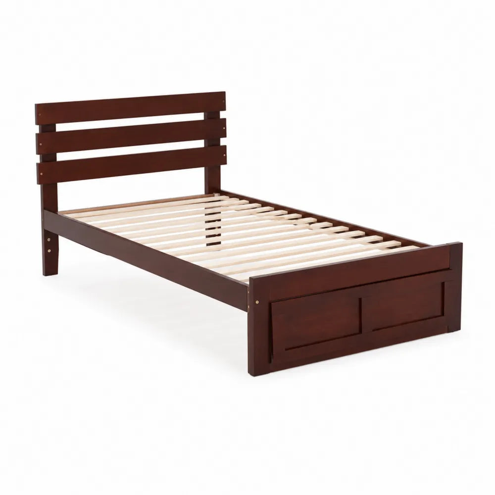 Letto singolo in legno marrone con testiera a doghe